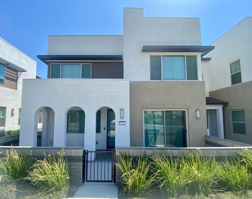 Modern 3-Bed, 3-Bath Home with Garage & Re... - Modern 3-Bed, 3-Bath Home with Garage & Re...