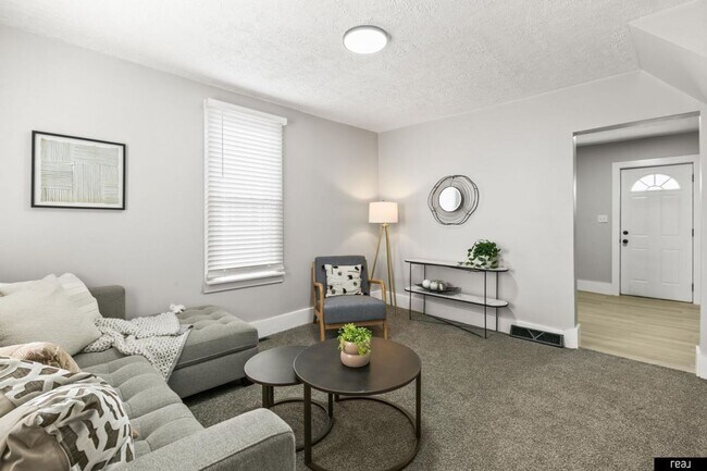 Foto del edificio - Charming 3-Bedroom Home with Spacious Layout