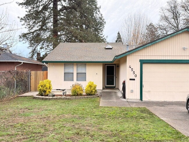 Foto del edificio - Comfortable Beaverton Home with AC, Fireplace, Large Fenced Yard, Spacious Garage and W/D!