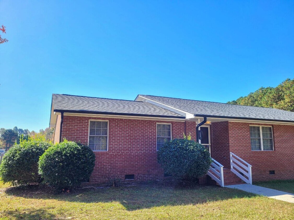 Foto principal - Spacious 3BD, 2.5BA 1/2 Duplex in Clayton ...