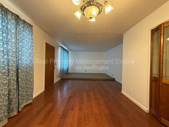 Foto del edificio - 2332 W Diana Ave