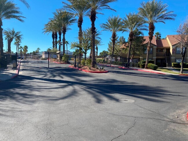 Building Photo - Downstairs 2 bedroom/2 bath condo unit.