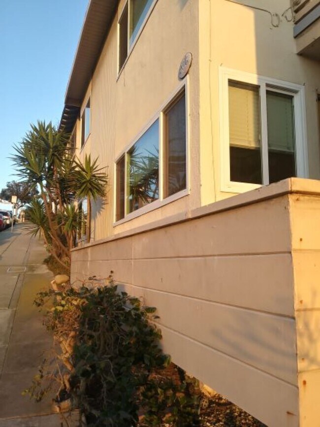 Street View to the Library, Shops and Restaurants - 206 15th St