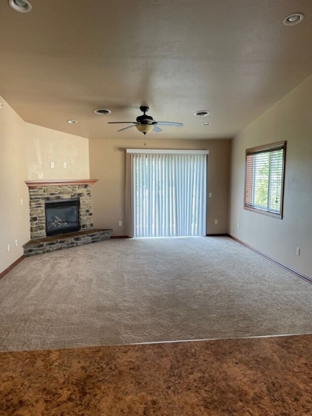 Foto principal - 2 Bedroom, 2 Bathroom Upper Available