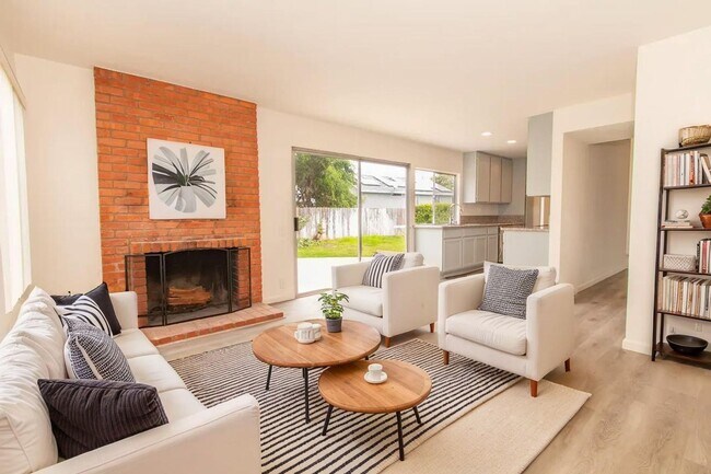 Foto del edificio - Spacious Two-Story 4 Bedroom/2.5 Bath Cardiff Cul-De-Sac Home Close to the Coast!