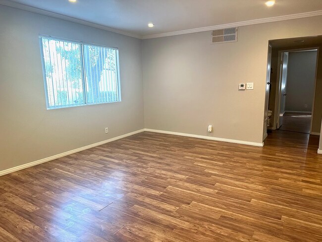 Foto del edificio - 13126 Bromont Ave