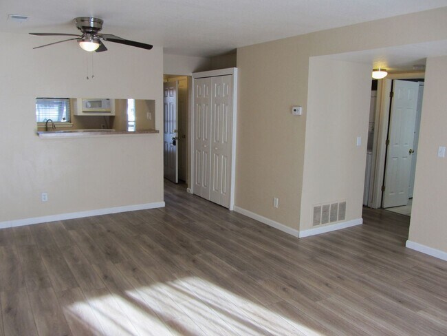 Foto del edificio - Lovely 2 Bedroom, 1 Bathroom Condo in Cast...