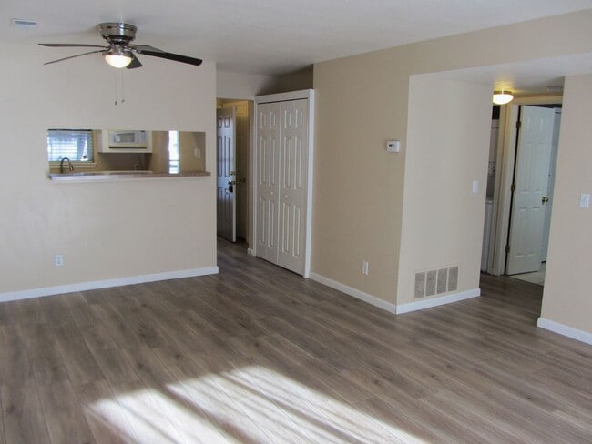 Building Photo - Lovely 2 Bedroom, 1 Bathroom Condo in Cast...