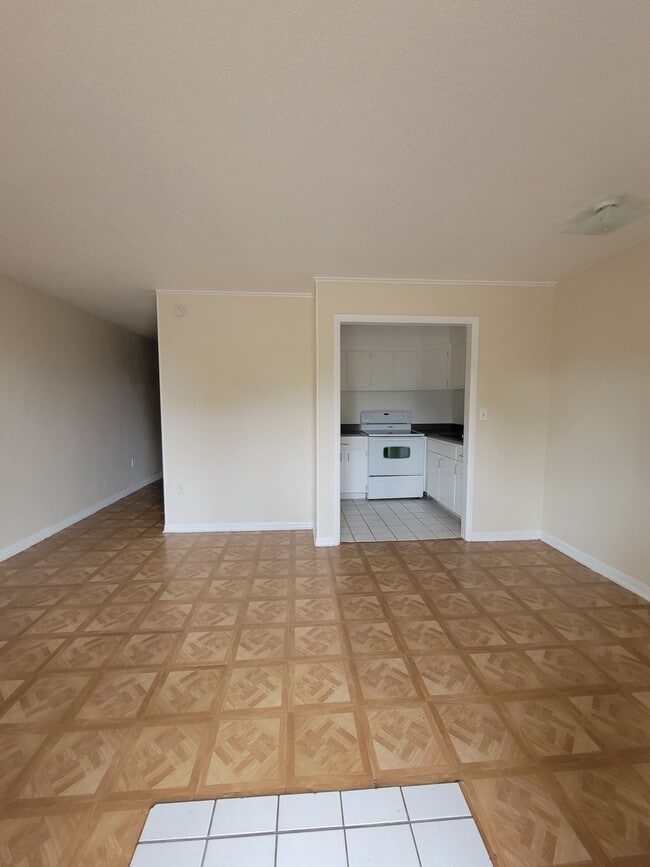 Building Photo - 1 Bedroom/1 Bathroom 1st Floor Apt- Near I...