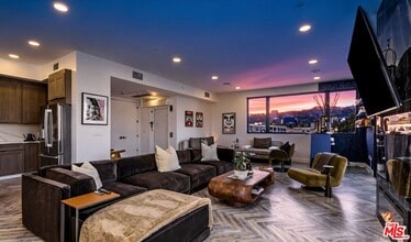 Building Photo - 137 N Doheny Dr