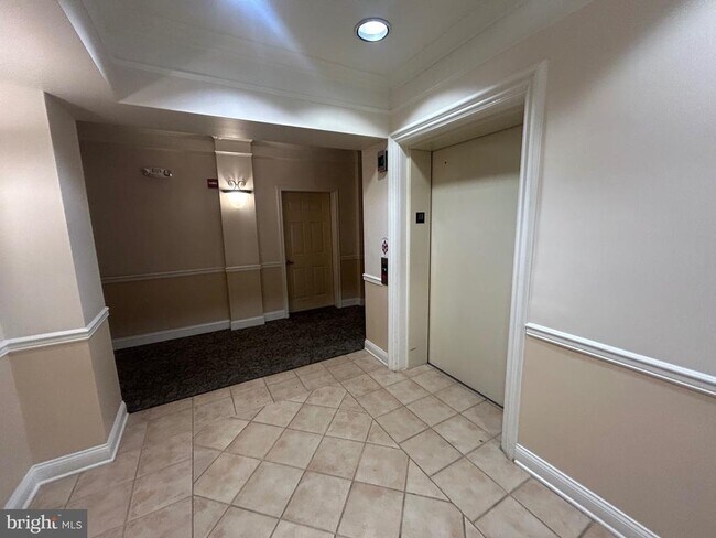Building Photo - 5801 Clipper Ln