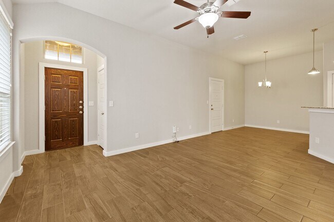Foto del edificio - LUXURY TOWNHOME LOCATED IN BASTROP, TEXAS!