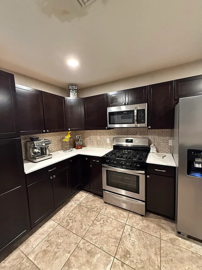 Foto del edificio - HOUSE FOR RENT