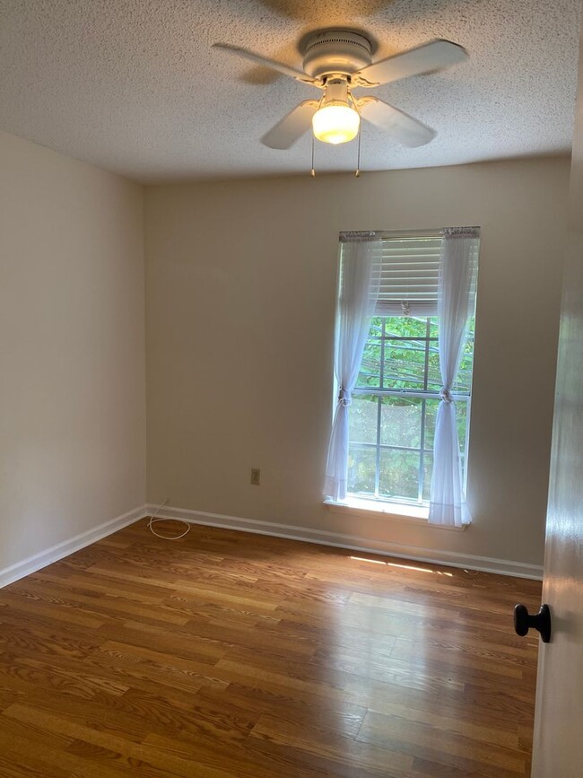 Building Photo - Gated 1 Bedroom 1 Bath Upstairs Condo   Ne...