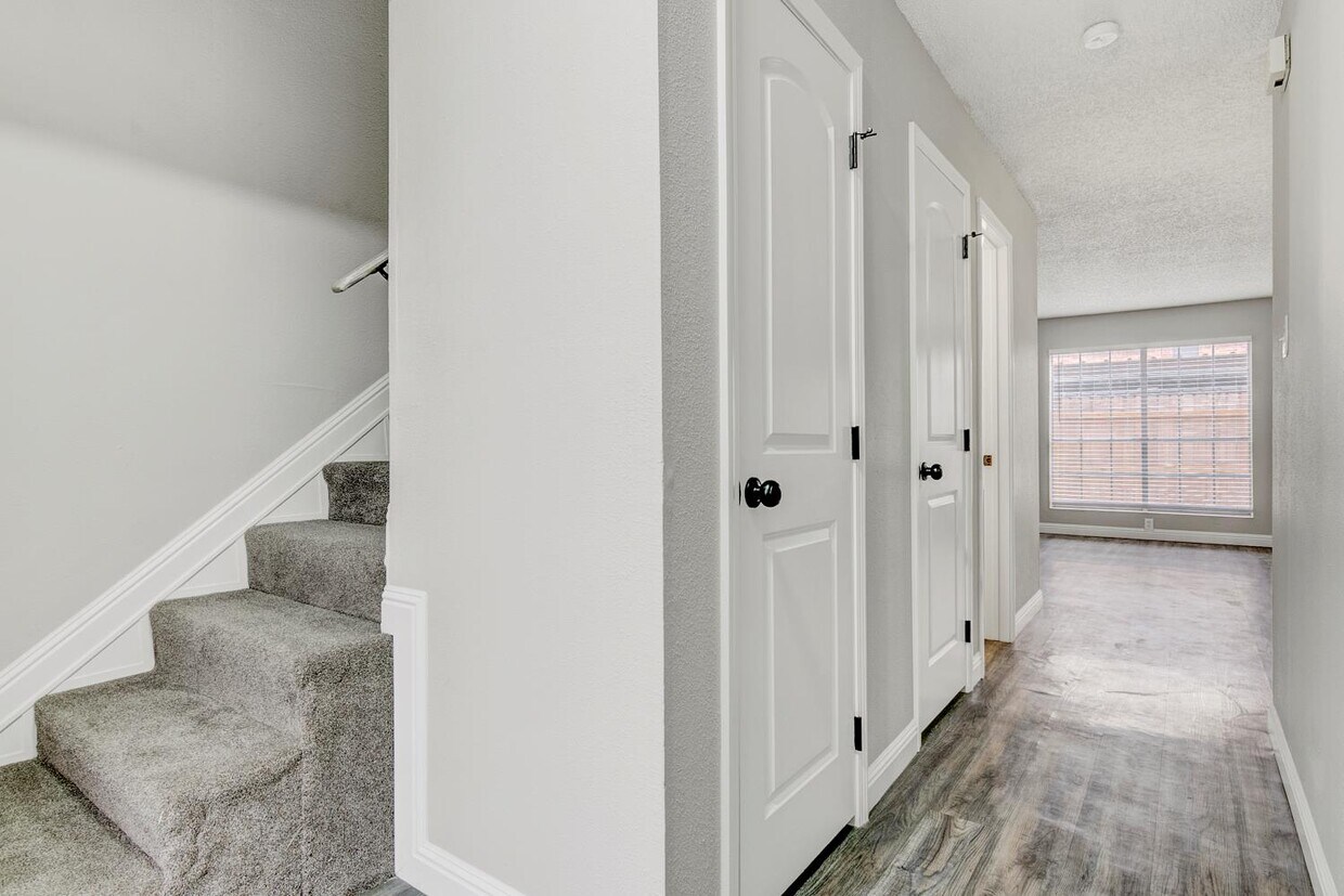 Foto principal - 6685 Lexington Dr