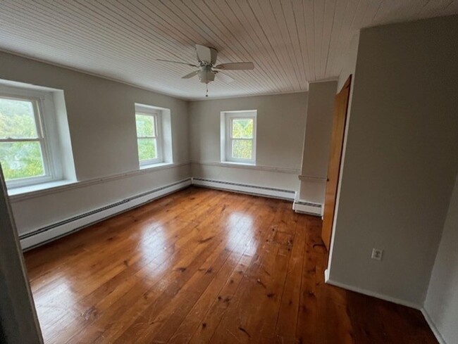 Building Photo - $1,500 Farmhouse Etters for Rent 4 bedroom...