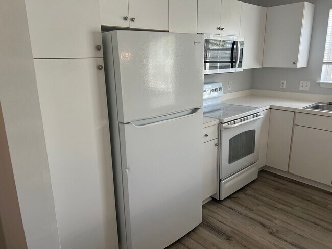 Building Photo - First Floor, End Unit, Two bedroom, Two ba...