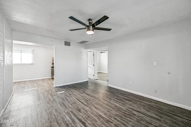 Foto del edificio - 1744 W Glendale Ave
