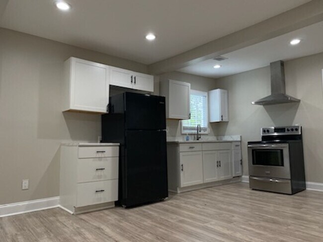 Building Photo - Cute, Quiet and Cozy - minutes away from M...