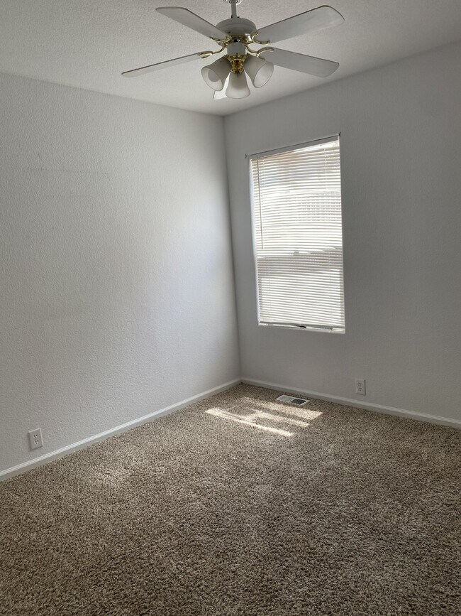 Building Photo - 3 bedroom - Brush Hollow