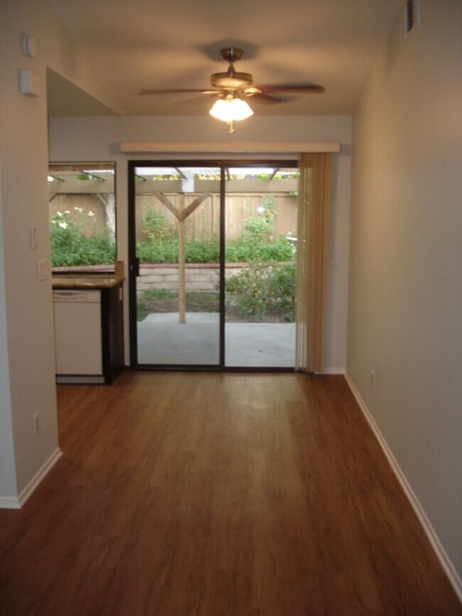 Foto del edificio - LEASE PENDING! 2 Bedroom Home in Valencia!