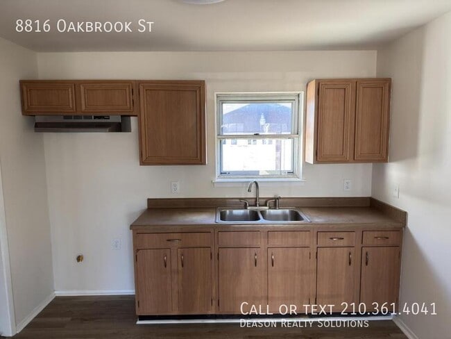 Building Photo - 8816 Oakbrook St