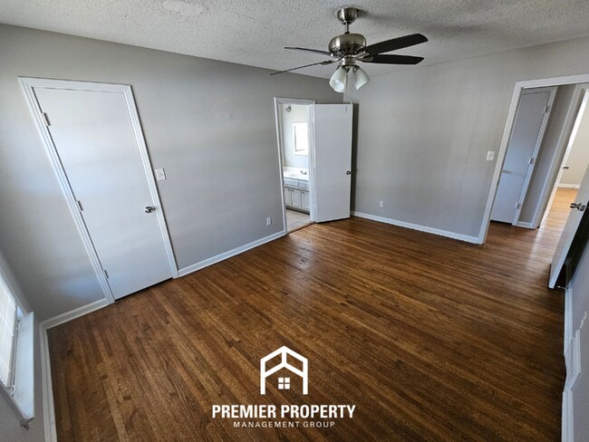 Foto del edificio - Classic 3BR/2BA Home in 38119 | Hardwood Floors, Fireplace & Formal Dining