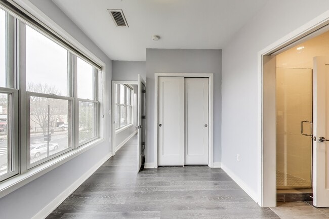 Building Photo - 1350 Maryland Ave NE