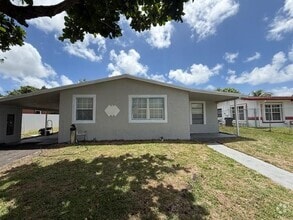 Building Photo - 640 SW 28th Dr