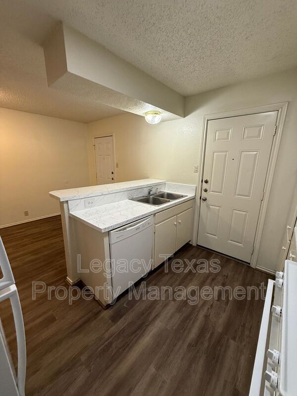 Foto del edificio - 1118 N Nolan River Rd