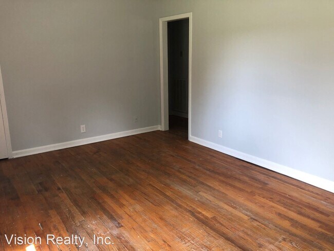 Building Photo - 3 br, 1 bath House - 832 Country Club Dr.
