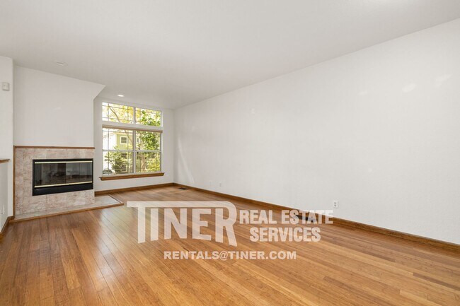 Building Photo - 2 Bedroom Modern Townhome in the Heart of ...
