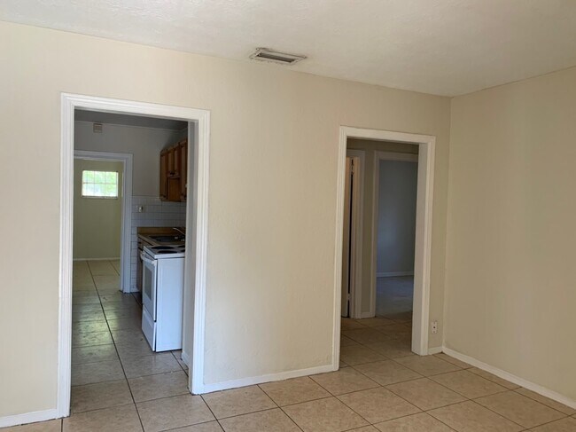Building Photo - 4bed/2bath/2 car garage $1680/month deposi...
