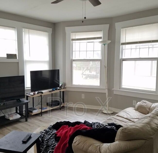 Foto del edificio - 110 W Lindburg St