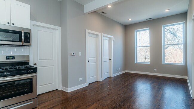 Foto del edificio - 2400 S Troy St