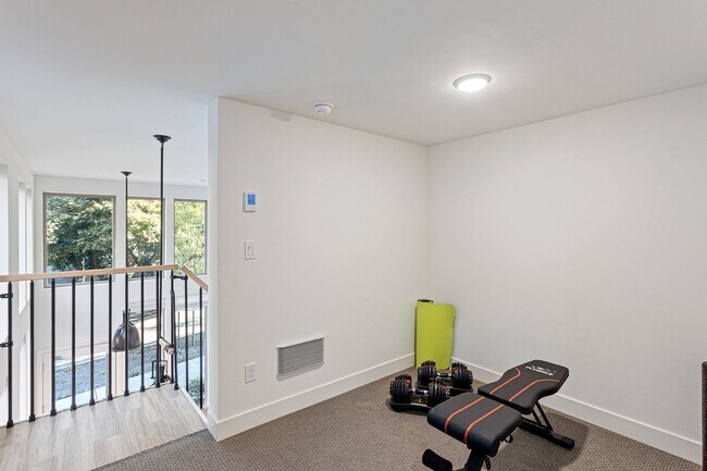 Building Photo - Coveted Queen Anne Hill Location - Live/Wo...