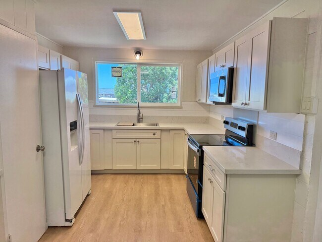 Foto del edificio - Newly Renovated 4 Bedroom / 2 Bathroom Home for Rent in Lahaina!