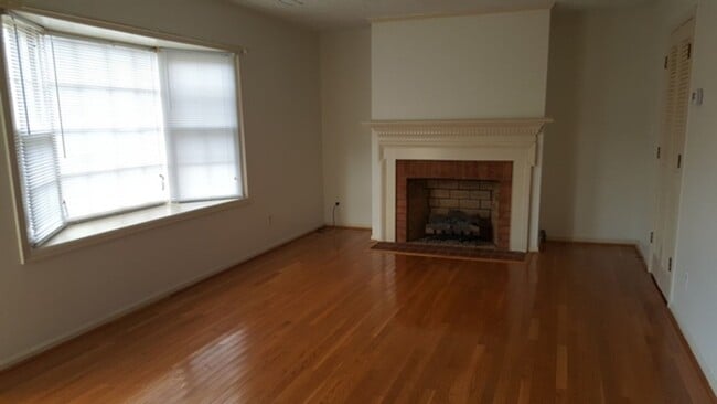 Building Photo - 3 Bedroom Townhouse Near Peaks View Park