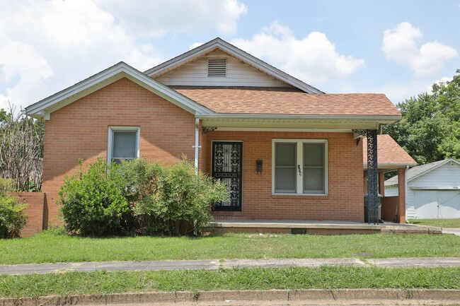 Foto del edificio - 3 BD, 1 BA Charming Brick Home!
