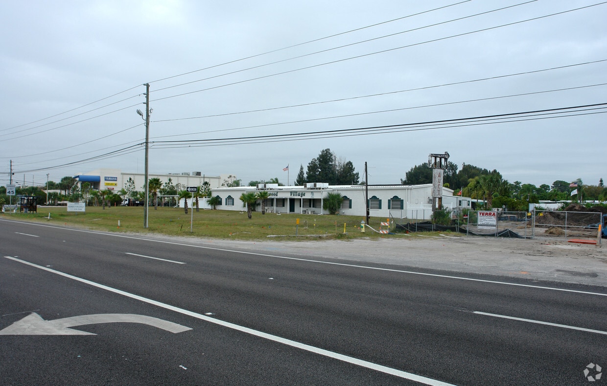 Pinewood Village Apartments in Saint Petersburg, FL