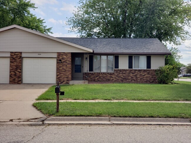 2004 Side - 2004 Meadowlark Dr
