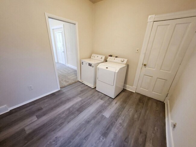 Building Photo - 304 E King St