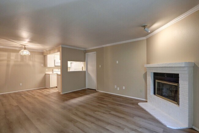 Foto del edificio - 2 Bedroom Ground Floor Condo in the Heart of Woodinville!
