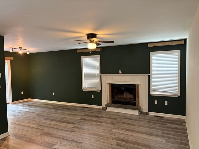 Foto del edificio - Single Family Home on Quite Cul-De Sac Now Available in Upland Square