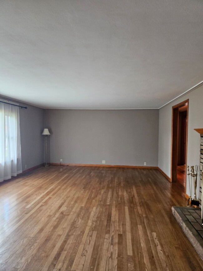 Foto del edificio - Spacious Two Bedroom with Large Backyard