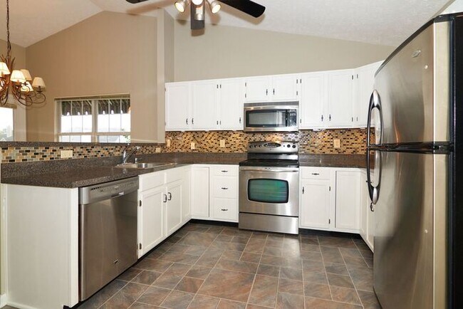 Foto del edificio - Lovely 3 Bedroom Home with Pond View