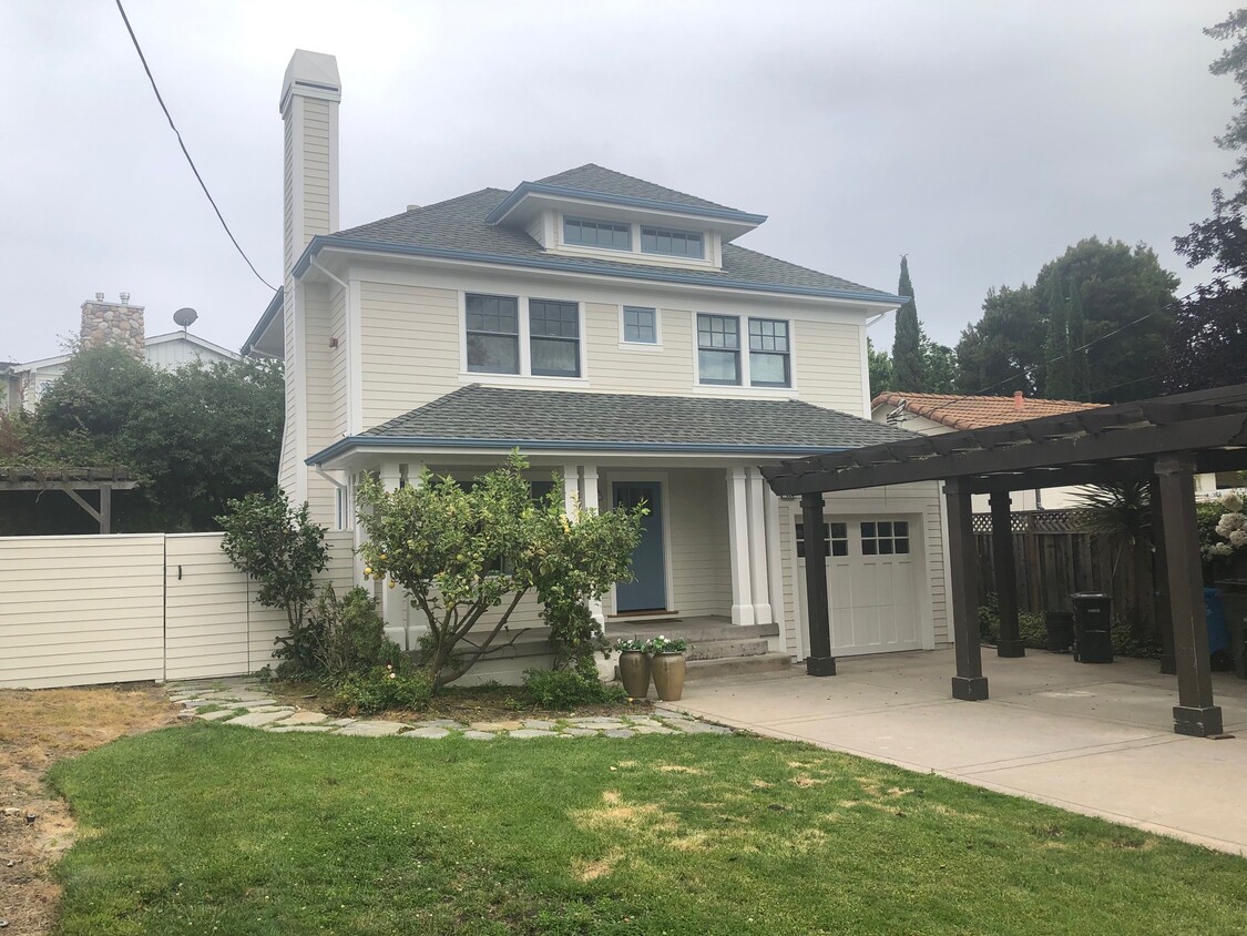 2-story with attic space - 820 Vista Dr