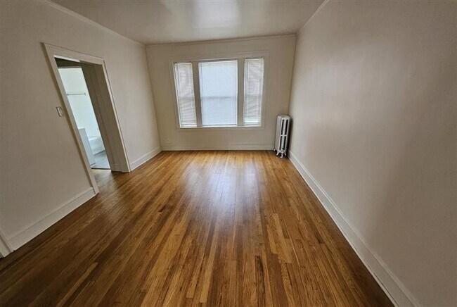 Foto del edificio - 3806 W Irving Park Rd