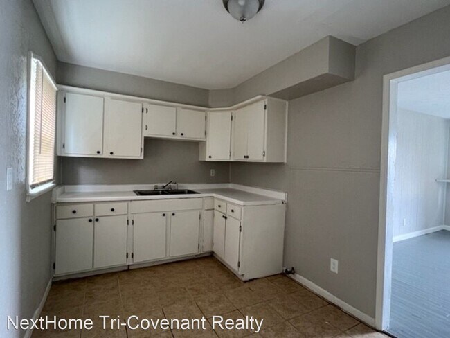 Building Photo - 3 br, 1 bath House - 824 NW 34th