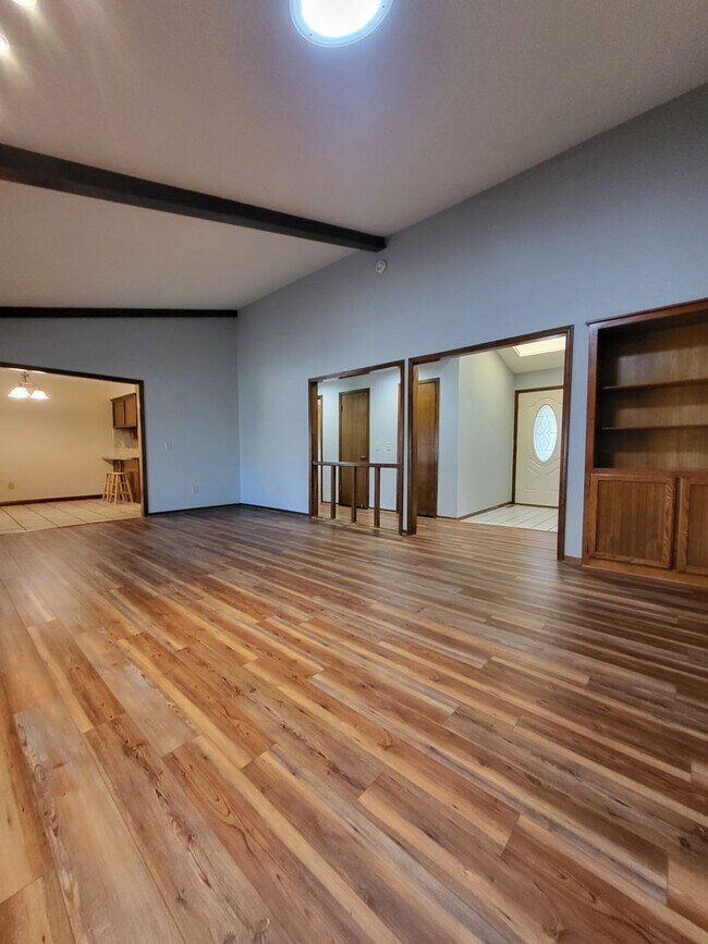 Building Photo - (3) Bed/(2) Bath w/ Storm Shelter! Pets Negotiable!